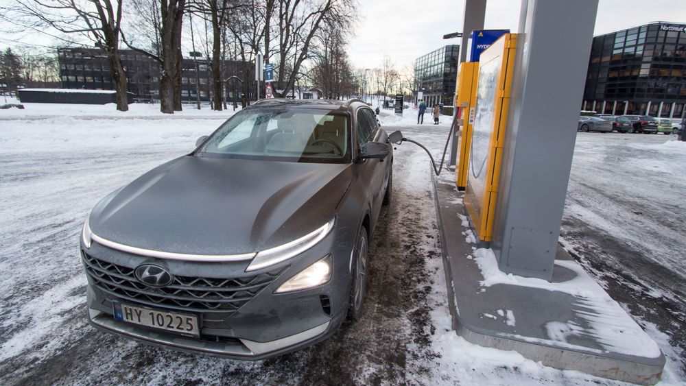 Hydrogenbilen Hyundai Nexo ved fyllestasjon på Kjørbo.