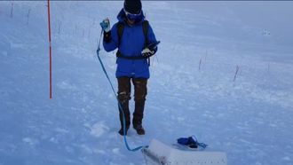 Joachim Hovland fra Snowvision i skredet i Tamokdalen med snøradar i pulk.