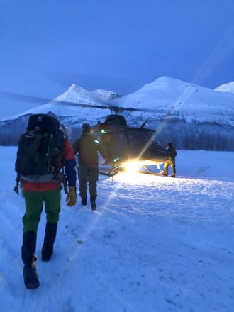 Rasfaren i Tamokdalen gjorde letearbeidet vanskelig og farlig. Alt mannskap ble fraktet inn og ut med helikopter.
