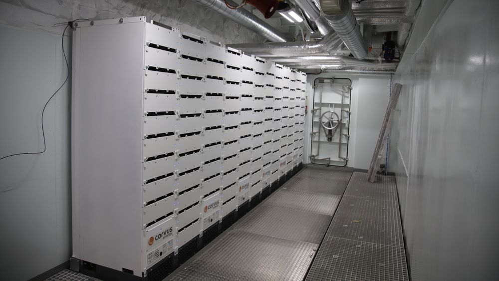 Corvus har levert batteripakkene på 1,36 MWh til Hurtigrutens ekspedisjonsskip. Batterirommet til MS Roald Amundsen har plass til over dobbelt så mange batterier.