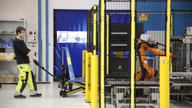 I dag åpnes Siemens-fabrikken i Trondheim: Se robotene lage batterier på egen hånd