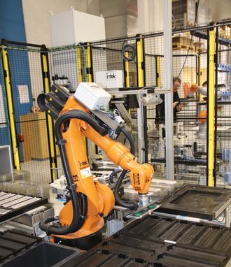Ferdig montert batterimodul testes i en egen robotcelle.