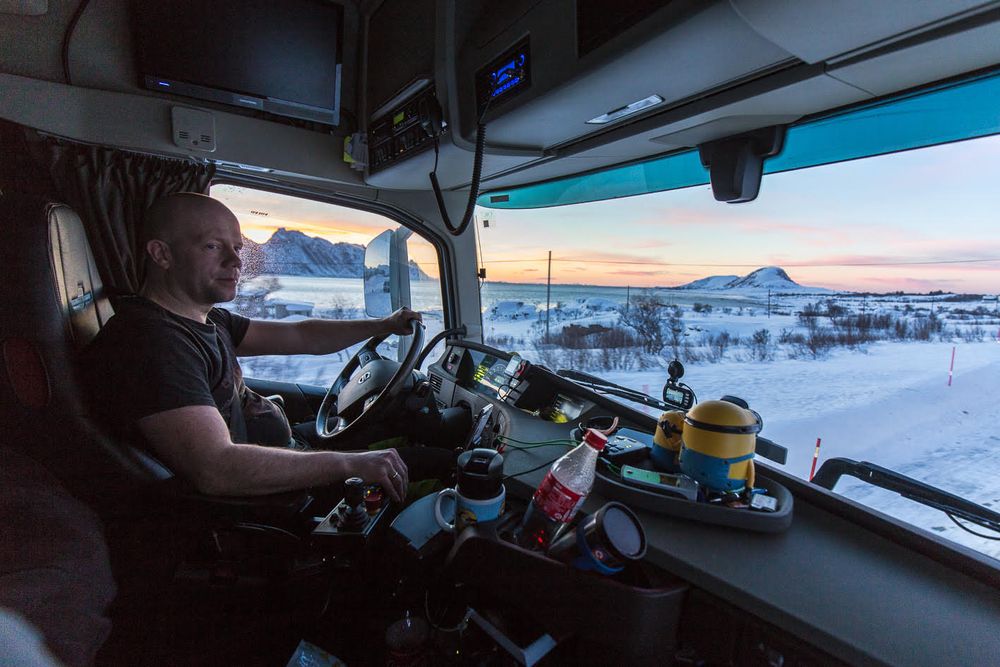 Svenn Erling Lundgård kjører brøytebil på Fv 815 i Vestvågøy i Lofoten onsdag morgen. Flere veier er fortsatt stengt etter det voldsomme snøværet de siste dagene.