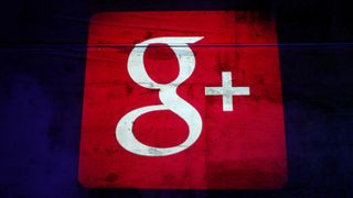 Google+-logo projisert på en vegg.