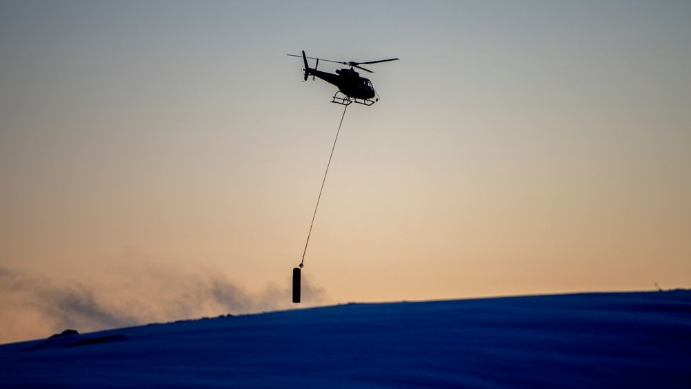 Et masteelement fraktes inn i Roan vindpark med helikopter. Per i dag er 13 vindparker under bygging i Norge. Disse vil kunne produsere 6,9 TWh strøm, det er godt over det dobbelte av total vindkraftproduksjon i dag.