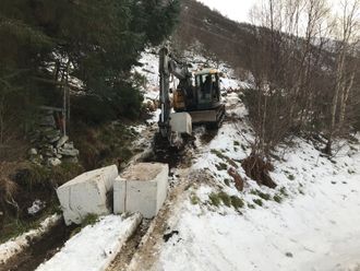 Diamant Wire Teknikk forbereder anleggsområdet der en av boreriggene skal plasseres. Det skal bores 1,7 kilometer med 76 mm-bor og tas kjerneprøver hver tredje meter.