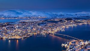 1024px-Tromso_Troms%C3%B8_Norway_tunliwe