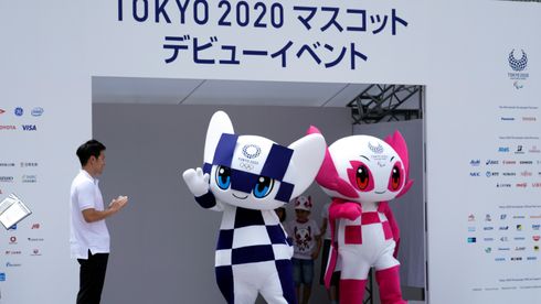 Bildet viser maskotene til henholdsvis Olympiske leker og Paralympiske leker i Tokyo 2020.