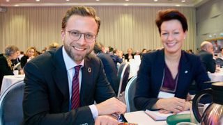 Digitaliseringsminister Niolai Astrup (H) og Line Henriette Holten, generalsekretær i Tekna, på Lerchendalkonferansen.