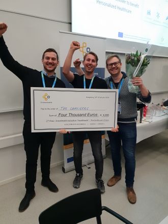 Olle Nyberg (Tieto), Jonas Therkelsen (Blockchangers) og Jon Ramvi (Blockchangers) poserer med sjekken på 4000 euro som de vant.