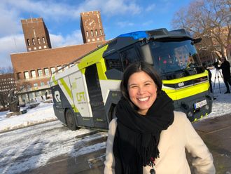 Byråd for miljø og samferdsel i Oslo, Lan Marie Nguyen Berg ser nærmere på el-brannbilen.