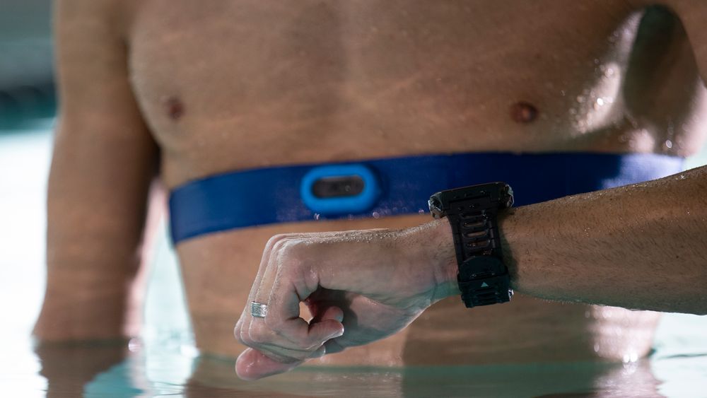 En rem rundt brystkassen med en sensor som kan lytte til de elektriske signalene sinusknuten sender ut, som dette pulsbeltet fra Garmin, gir fortsatt den mest nøyaktige pulsmålingen. Men teknologien for pulsmåling fra håndleddet blir stadig bedre.