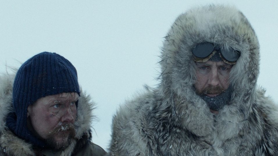 Pål Sverre Hagen (til høyre) spiller Roald Amundsen i filmen om den norske polfareren.