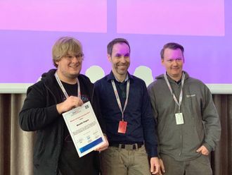 Bendik Hagen (til venstre) stakk av med seieren i årets Master of Cyber Security-konkurranse. Gjermund Marqvardsen (midten) og Oddvar Moe har laget spørsmålene til konkurransen.