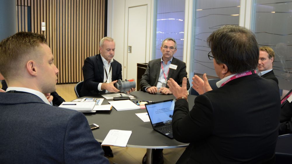 Teknologidirektør i Equinor, Anders Opedal, studerer modellen til Otechos under én til én-samtaler med selskapet.