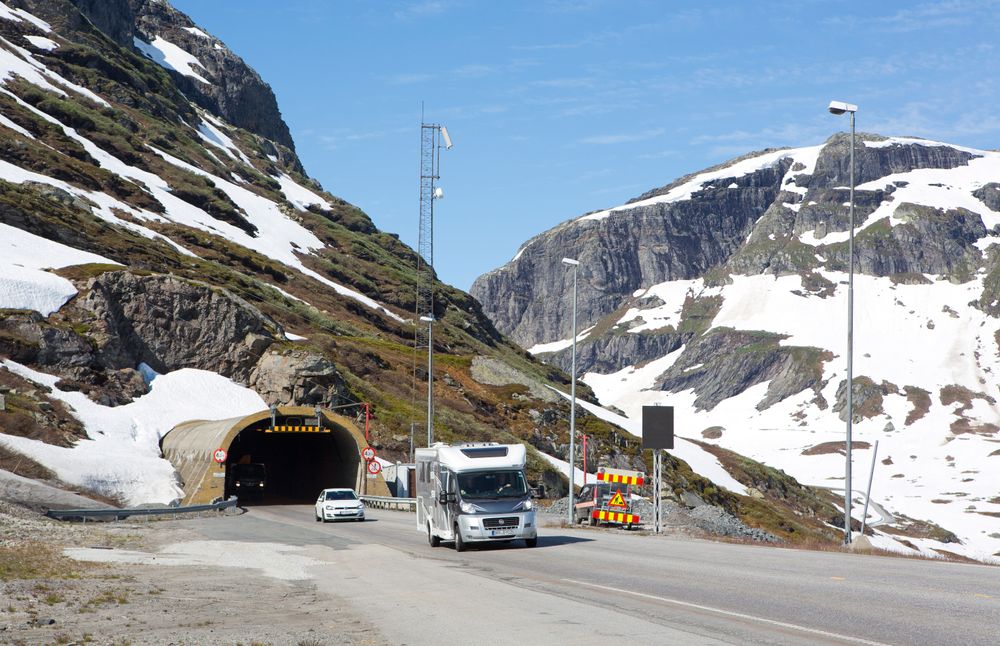 Østre portal på Haukelitunnelen. Oppgraderingen av blant annet denne tunnelen er nå utsatt et år.