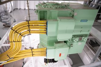 Color Hybrid under bygging ved Ulstein verft 2018-2019. Verdens største hybride skip, 160 meter lang, 27 meter bred, 2000 passasjerer, 500 biler. 4,7 MWh batteripakke fra Siemens + dieselmotorer: 2 x 6L (3,6 MW) og 2 x 8L (4,8 MW) Rolls- Royce B:33:45 L