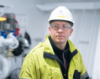 Color Hybrid under bygging ved Ulstein verft 2018-2019. Verdens største hybride skip, 160 meter lang, 27 meter bred, 2000 passasjerer, 500 biler. 4,7 MWh batteripakke fra Siemens + dieselmotorer: 2 x 6L (3,6 MW) og 2 x 8L (4,8 MW) Rolls- Royce B:33:45 L