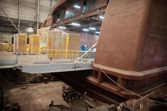 Color Hybrid under bygging ved Ulstein verft 2018-2019. Verdens største hybride skip, 160 meter lang, 27 meter bred, 2000 passasjerer, 500 biler. 4,7 MWh batteripakke fra Siemens + dieselmotorer: 2 x 6L (3,6 MW) og 2 x 8L (4,8 MW) Rolls- Royce B:33:45 L