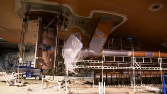Color Hybrid under bygging ved Ulstein verft 2018-2019. Verdens største hybride skip, 160 meter lang, 27 meter bred, 2000 passasjerer, 500 biler. 4,7 MWh batteripakke fra Siemens + dieselmotorer: 2 x 6L (3,6 MW) og 2 x 8L (4,8 MW) Rolls- Royce B:33:45 L