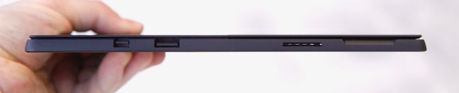 Surface Pro 6 sett fra siden. Tre porter vises: Mini Displayport, USB-A og en proprietær ladeport
