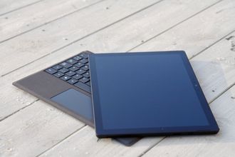 Microsoft Surface Pro 6 med tastaturet liggende ved siden av.