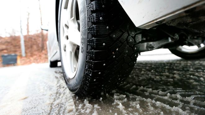 Faktisk.no: Man kan ikke si at biler med piggfrie vinterdekk er oftere involvert i trafikkulykker