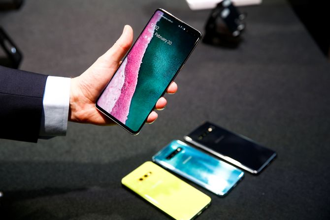 En journalist holder den nye Samsung Galaxy S10-telefonen på et pressearrangement i London.