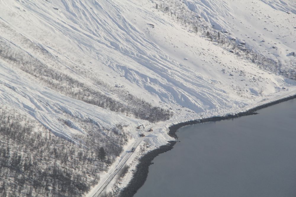 Helikopterfoto av snøskred som gikk over vegen ved Holmbuktura i 2013.
