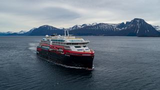 MS Roald Amundsen på sin første sjøprøve siste helg i februar 2019.