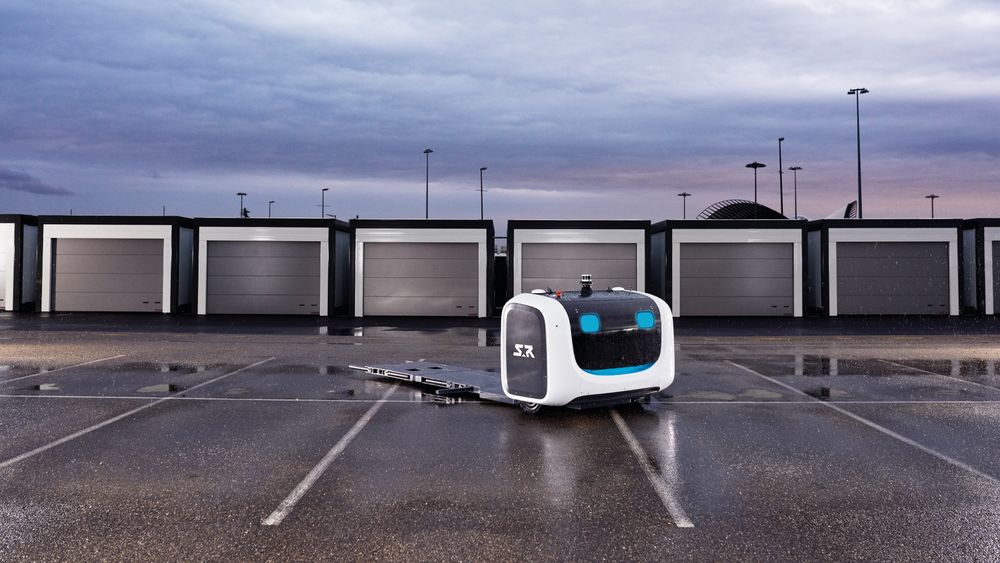 Roboten skal parkere bilene slik at kapasiteten kan økes uten å ta opp mer plass.