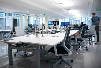 Her skal Finansavisen-journalistane samlast i deira nye «news room» på Smestad i Oslo. Til høgre er Jon Trygve Hegnar i Hegnar Media.