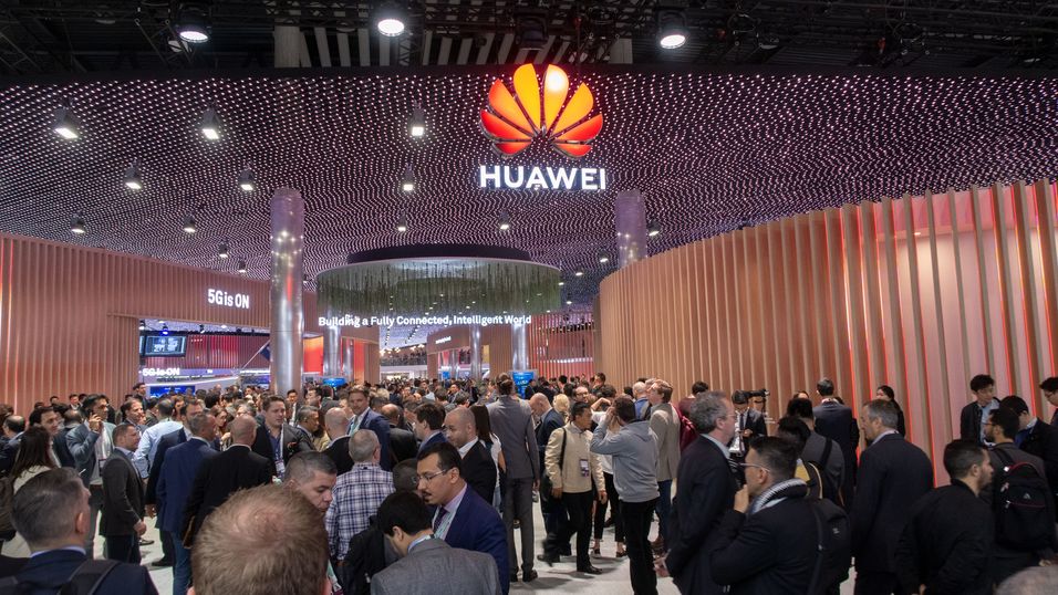 I mobilkongressen i Barcelona, Spania, er Huawei på alles lepper. Bildet er fra selskapets hovedpaviljong på det enorme messegulvet.