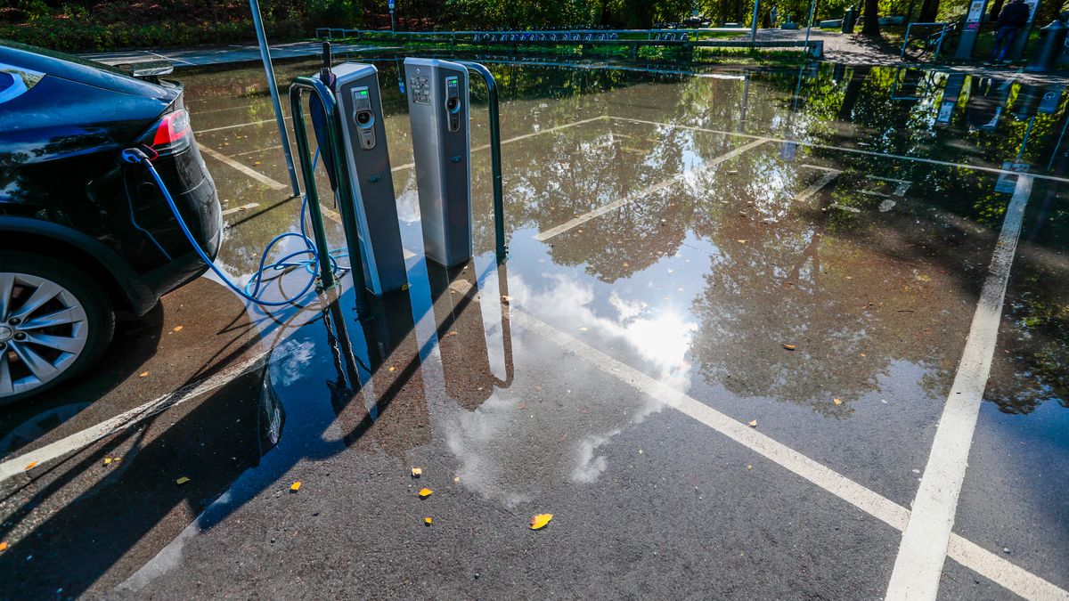 LADING AV ELBILER I OSLO : Fra mandag må du betale for Så billig blir det å lade elbil i Oslo Tu.no