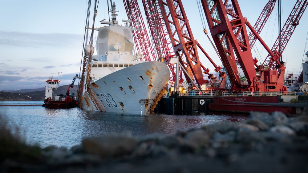 Bildet er fra flyttingen av KNM Helge Ingstad etter ulykken.