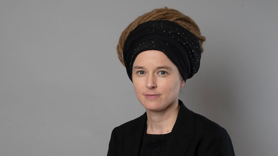 Sveriges kulturminister Amanda Lind lar landets konkurransemyndigheter bestemme om Telia skal få kjøpe Bonnier Broadcasting.