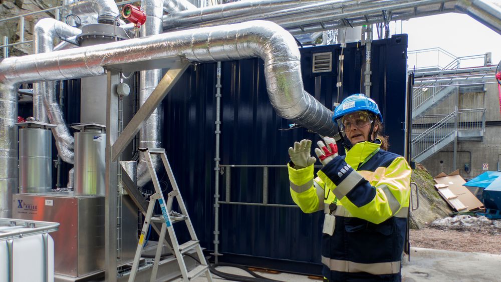 CCS-direktør Jannicke Gerner Bjerkås i Fortum Oslo Varme viser frem pilotanlegget ved energigjenvinningsanlegget på Klemetsrud.