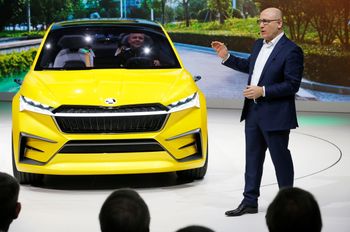 Skoda-sjef Bernhard Maier viser frem Vision iV på bilmessen i Geneve i mars i år. Den nye elbilen er basert på Vision iV.