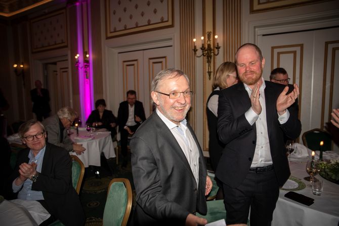 Harald Stanghelle fikk årets hederpris under Oslo redaktørforenings møte.