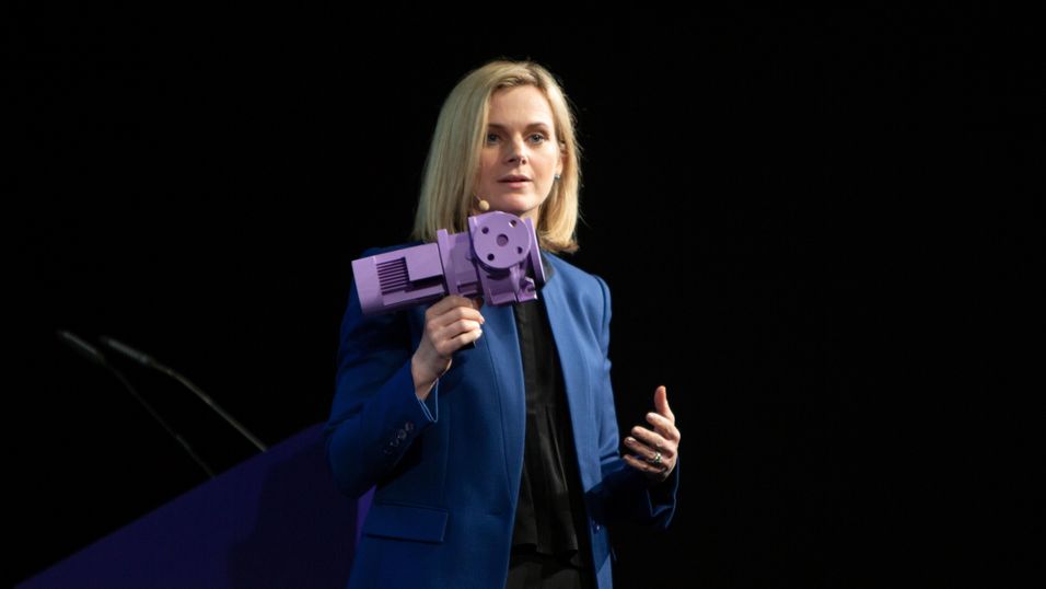 Ericssons leder for teknologi og nye forretninger, Åsa Tamsons, med en modell av en vannpumpe. Den hadde hun med for å illustrere ett av mange nye områder der 5G bidrar til ny virksomhet.