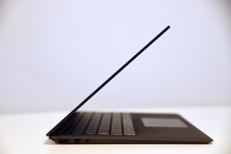 Microsoft Surface Laptop 2 sett fra siden.