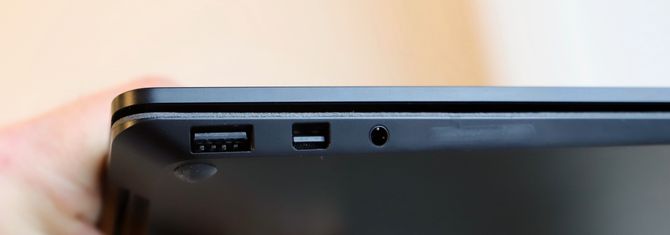 Nærbilde av de tre portene på venstre side av PC-en: USB-A, Mini DisplayPort og 3,55 mm hodetelefonutgang.