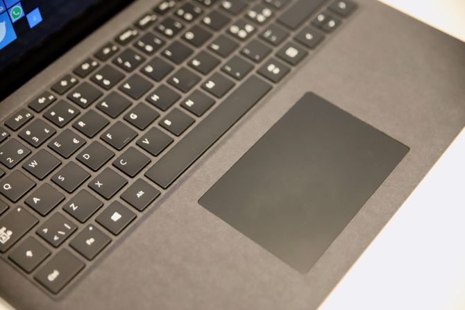 Nærbilde av tastatur og pekeplate.