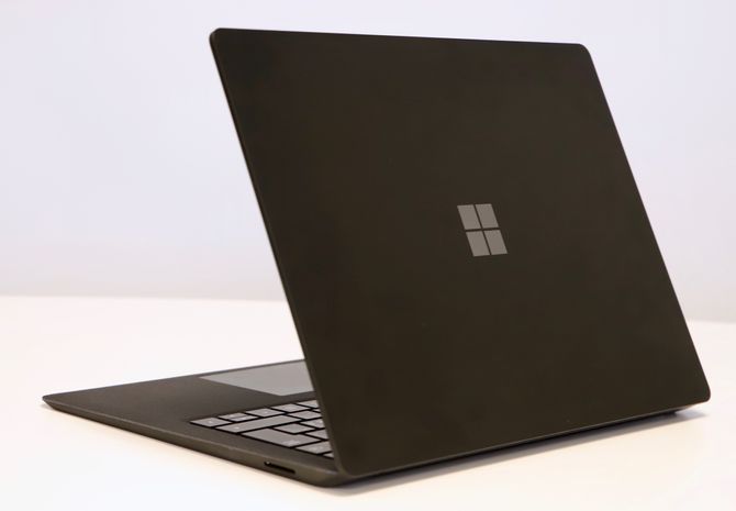 Microsoft Surface Laptop 2 sett bakfra.