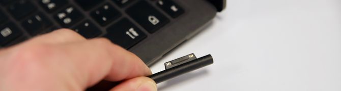 Nærbilde av ladekontakten til Microsoft Surface Laptop 2.