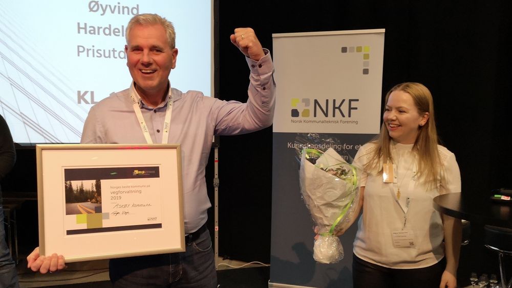 Samferdselsdirektør Bjørn Egil Olsen kunne på vegne av Asøy ta imot prisen som landets beste kommune innen vegforvaltning. Til høyre NKFs Lene Hollseter.