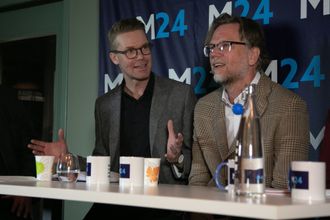 Politisk journalist i Dagbladet og leiar av presselosjen, Mats Rønning. Til høgre er programredaktør i NRK Nyheter, Kyrre Nakkim.