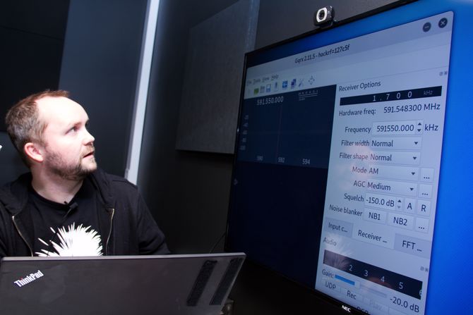 John-André Bjørkhaug hos NTT Security demonstrerer hvordan han justerer den programvaredefinerte radioen.