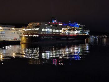 Hurtigruten "MS Trollfjord" ved kai i Bergen, natt i mars 2019.