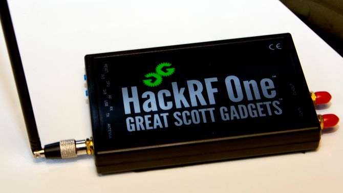 HackRF One, en ganske avansert, programvarebasert radio.